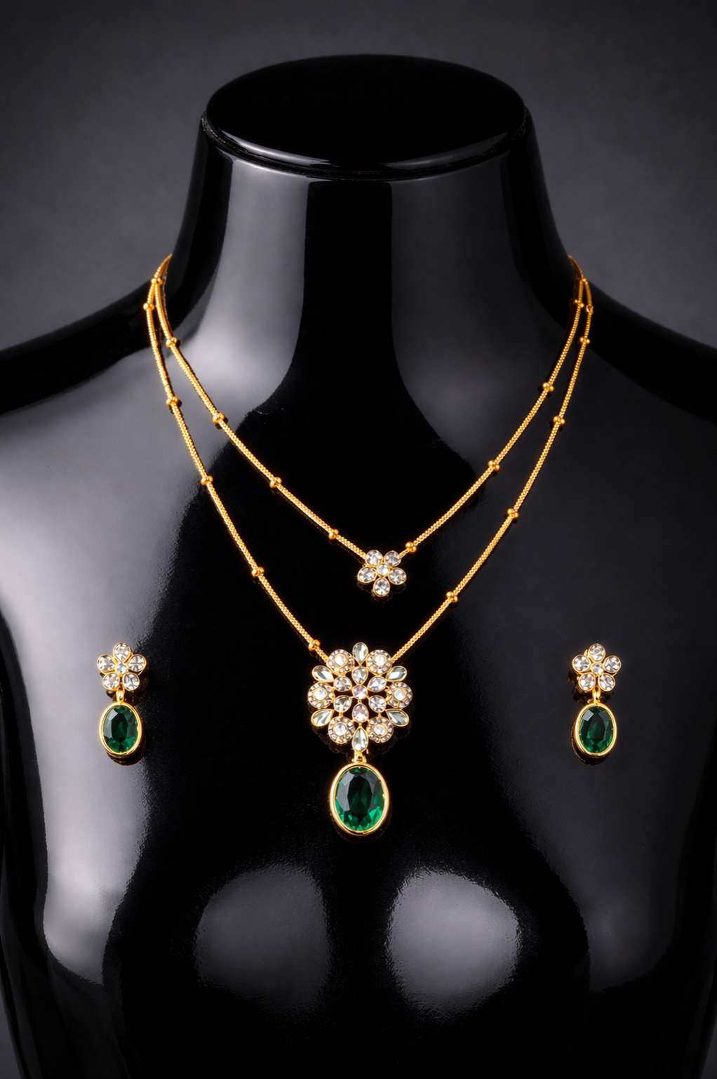 Gold necklaacet with emerald and AD