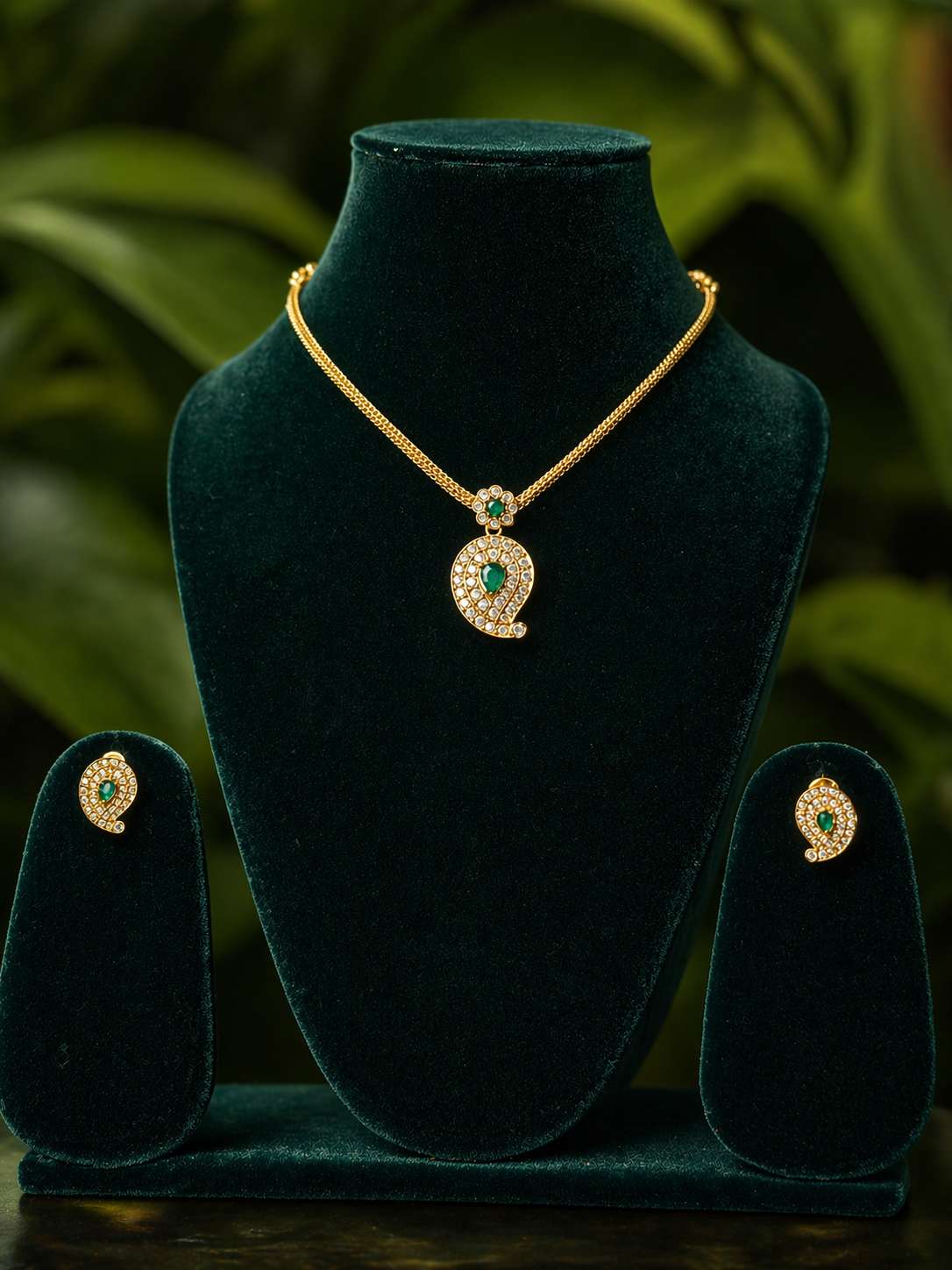Gold plated choker with emerald pendant